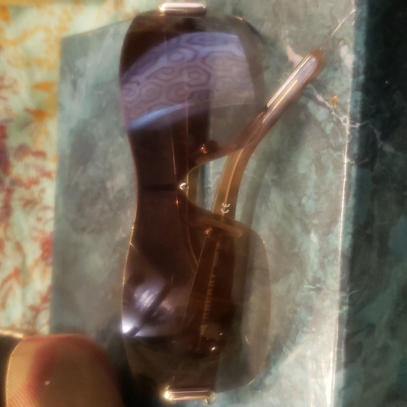 Burberry sunglasses w/case - Picture 7 of 7